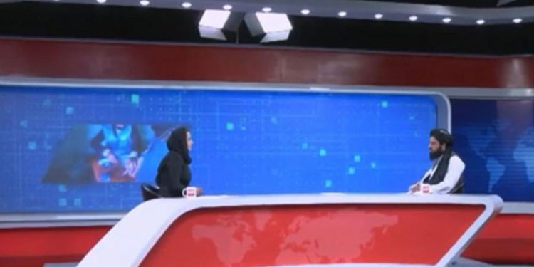 Taliban yetkilisini ekrana çıkaran Tolo News'in kadın spikeri ülkeyi terk etti