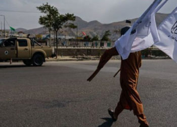 Taliban'ın kurucu liderlerinden Molla Abdulgani Baradar hükümet görüşmeleri için Kabil'e geldi, havalimanındaki kaotik bekleyiş sürüyor