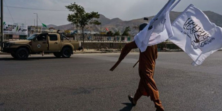 Taliban'ın kurucu liderlerinden Molla Abdulgani Baradar hükümet görüşmeleri için Kabil'e geldi, havalimanındaki kaotik bekleyiş sürüyor