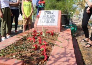 Tiyatro oyuncusu Yalçınkaya kabri başında anıldı