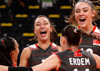 Tokyo 2020: Türkiye, Rusya Olimpiyat Komitesi'ni karar setinde geçti; grubu 3. tamamlayarak kuraya katılmaya hak kazandı