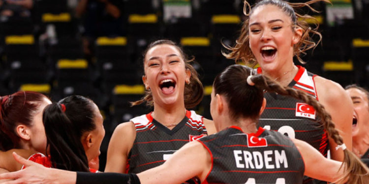 Tokyo 2020: Türkiye, Rusya Olimpiyat Komitesi'ni karar setinde geçti; grubu 3. tamamlayarak kuraya katılmaya hak kazandı