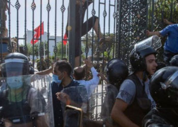 Tunus'ta Meclis'in yetkilerini dondurma kararı uzatıldı