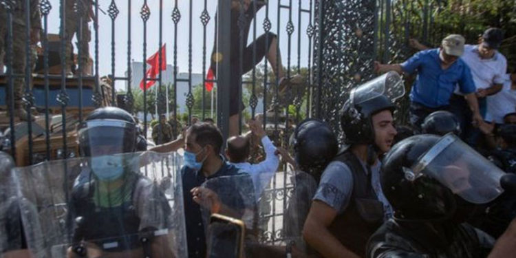 Tunus'ta Meclis'in yetkilerini dondurma kararı uzatıldı
