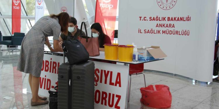 Türkiye'de toplam uygulanan Koronavirüs aşısı 90 milyon dozu geçti