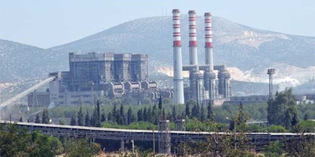 Yangının ulaştığı Kemerköy Termik Santrali’nde elektrik üretimi sürüyor; yirmi metrelik hendekler kazıldı