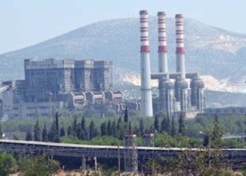 Yangının ulaştığı Kemerköy Termik Santrali’nde elektrik üretimi sürüyor; yirmi metrelik hendekler kazıldı