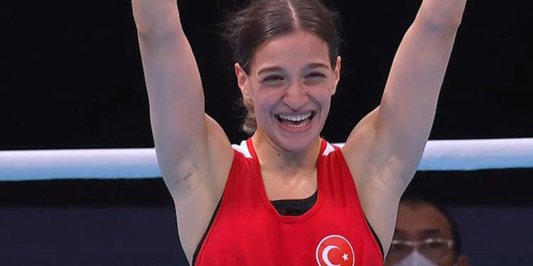 Yarı finale yükselen milli boksör Buse Naz Çakıroğlu, olimpiyat madalyasını garantiledi