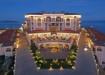 Yassıada&rsquo;da inşa edilen otel hizmete girdi: Gecelik 70 bin TL&rsquo;ye kral dairesi