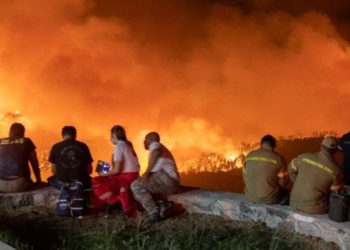 Yunanistan'da orman  yangınları nedeniyle binlerce kişi tahliye edildi; Miçotakis "İklim değişikliğiyle ilgili şüphesi olanlar burayı görmeli" dedi