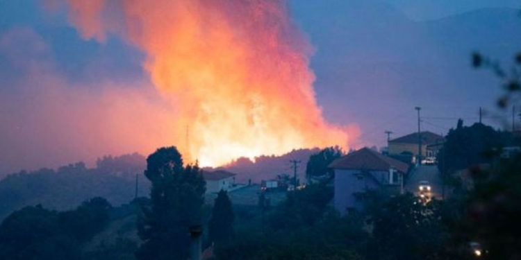 Yunanistan'da yangınlar nedeniyle Atina-Selanik karayolu trafiğe kapatıldı