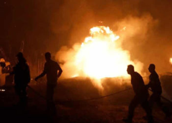 Yunanistan'ın Evia adasında 150'den fazla ev yandı; keşişler manastırı terk etmeyi reddediyor