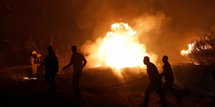 Yunanistan'ın Evia adasında 150'den fazla ev yandı; keşişler manastırı terk etmeyi reddediyor