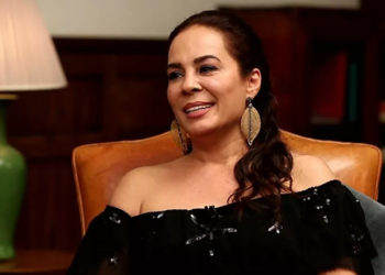 Ünlü şarkıcı Demet Sağıroğlu’ndan 15 Temmuz çıkışı: Tiyatro devam ediyor