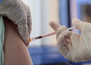 Çift doz aşı olmayanların toplu alanlara girmesinin kısıtlanması için kanun teklifi