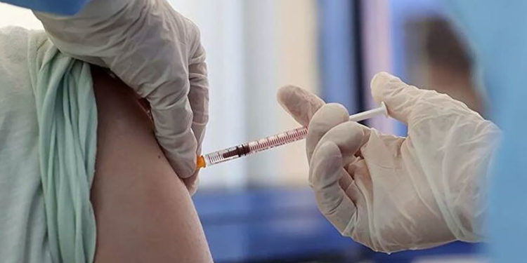 Çift doz aşı olmayanların toplu alanlara girmesinin kısıtlanması için kanun teklifi