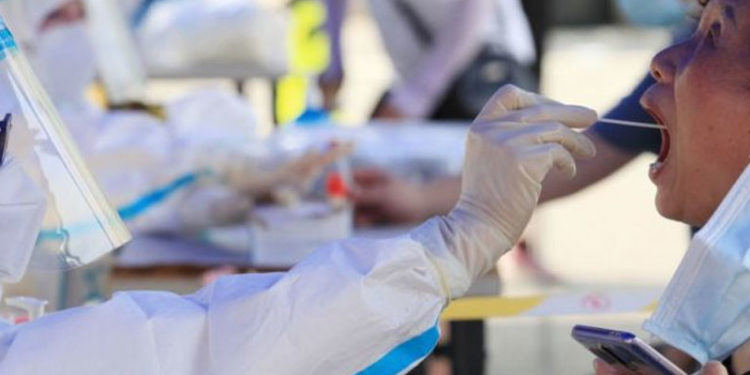 Çin'in Vuhan kentinde yeni koronavirüs vakaları nedeniyle herkese test yapılacak