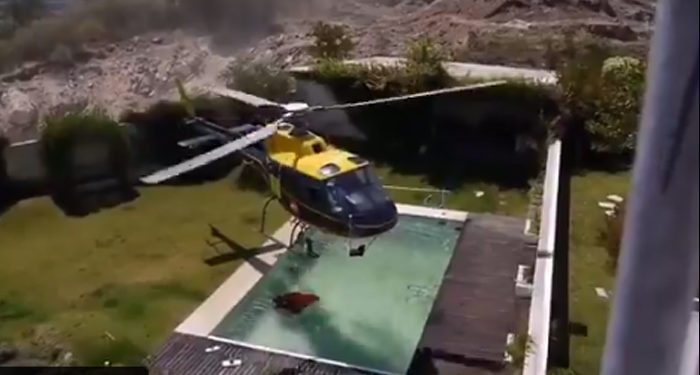 Çılgın helikopter pilotu, yüzme havuzundan su alıyor