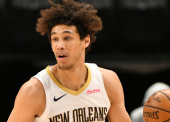 Ünlü NBA oyuncusu George Floyd gibi "nefes alamıyorum" dedi, elektrik vererek gözaltına aldılar