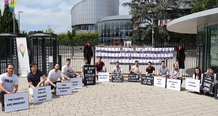 İhraç askeri öğrencilerden AİHM önünde eylem