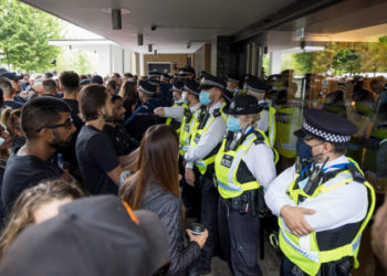 İngiltere'de aşı karşıtları BBC binasını basmaya çalıştı