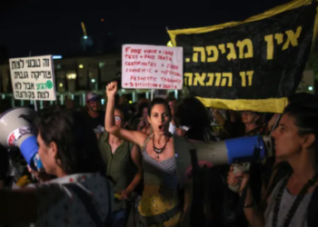 İsrail'de artan vakalar maske ve aşı için yeni kısıtlamalar getirdi; protestocular sokağa çıktı