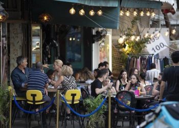 İsrail'de günlük Covid vakası sayısı 8 bin 600'ü geçti