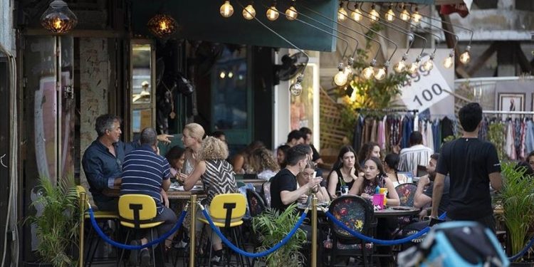 İsrail'de günlük Covid vakası sayısı 8 bin 600'ü geçti