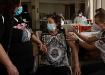 İsrail'de üçüncü doz aşısını yaptırmayan 60 yaş üstüne uyarı: Kapalı alanlara girmeyin, torunlarınızı uzaktan görün