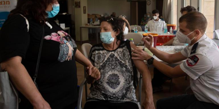 İsrail'de üçüncü doz aşısını yaptırmayan 60 yaş üstüne uyarı: Kapalı alanlara girmeyin, torunlarınızı uzaktan görün