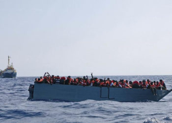 İtalya, 800 göçmen taşıyan 2 kurtarma gemisinin Sicilya'ya yanaşmasına izin verdi