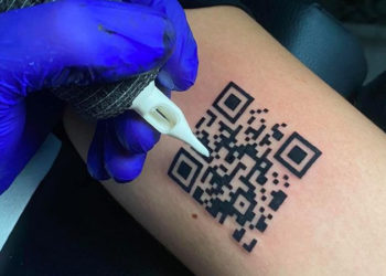 İtalya, aşı sertifikasının barkodunu koluna dövme yaptıran genci konuşuyor