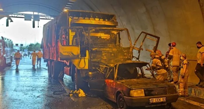 İzmir’de tünel girişinde feci kaza: 4 ölü, 2 yaralı