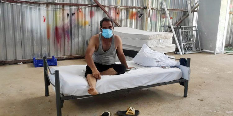 ‘Covid-19’a yakalanan otel işçileri 40 derece sıcaklıktaki depoda tutuluyor’ iddiası