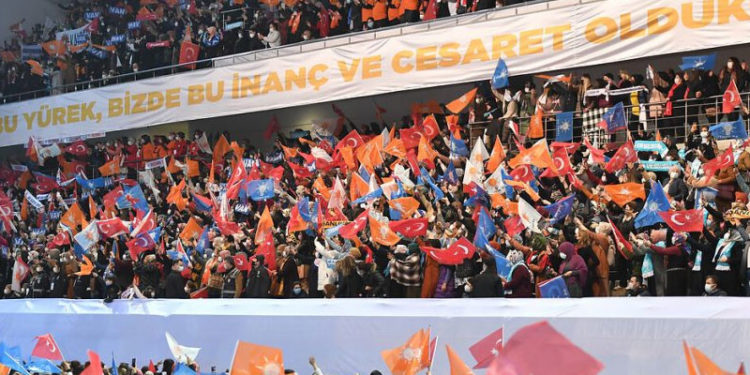 ‘Hizmet götürmek için’ liste topladılar, Cizre’deki HDP’lileri AKP’ye üye yaptılar