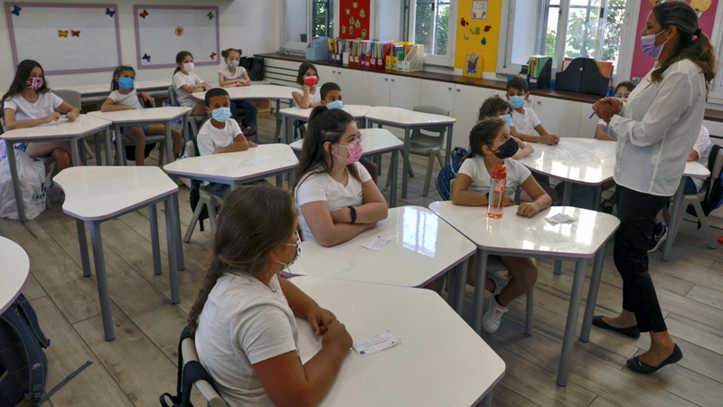 İsrail'de aşı olmayan veya test yaptırmayan öğretmenler ders veremeyecek, ücret alamayacak