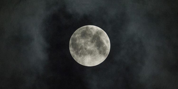 NASA, Ay’ın güney kutbundaki bir kratere su bulmak için robot gönderecek