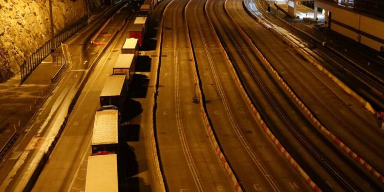 İngiltere’de TIR sürücüsü eksikliği petrol istasyonlarında uzun kuyruklara neden oldu