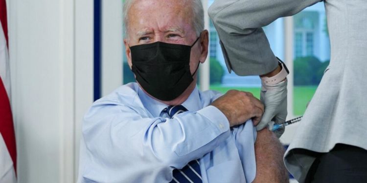 ABD Başkanı Biden, 3. doz Covid-19 aşısını kameraların önünde oldu