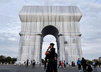 Paris’in simgesi Zafer Takı’nı, 25 bin metre kare kumaşla kapladılar