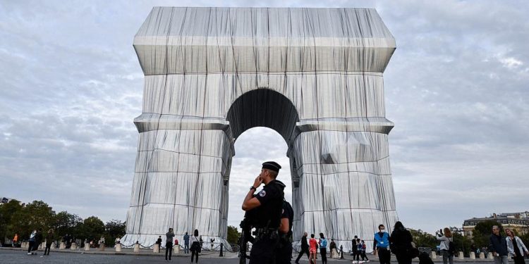 Paris’in simgesi Zafer Takı’nı, 25 bin metre kare kumaşla kapladılar