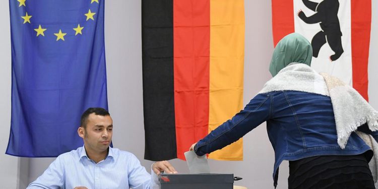 Almanya’da başörtüsü nedeniyle bazı kadınların oy kullanmalarına izin verilmedi