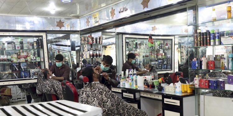 Sakal kesmenin yasaklandığı Afganistan’da berber olmak