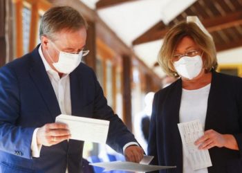 Almanya’da şansölye adayı Laschet verdiği oyu göstererek seçim kurallarını ihlal etti