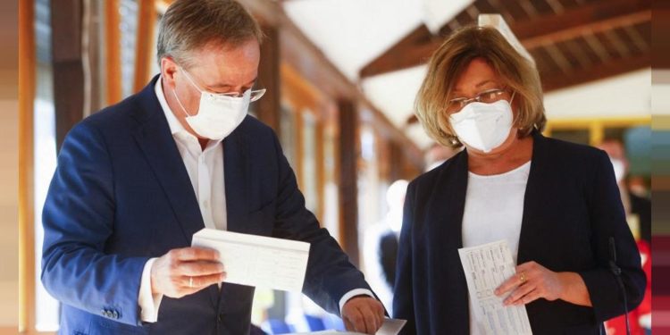 Almanya’da şansölye adayı Laschet verdiği oyu göstererek seçim kurallarını ihlal etti