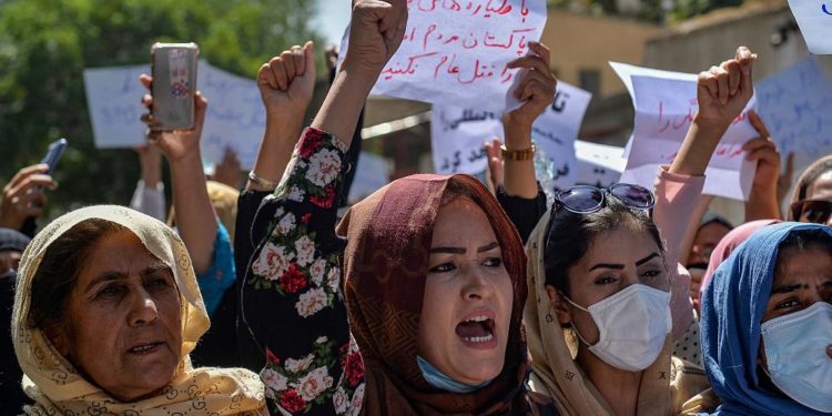 Taliban, Kabil’de Pakistan karşıtı göstericileri havaya ateş açarak dağıttı