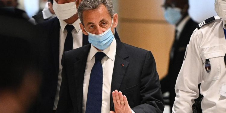 Sarkozy’nin yolsuzlukla yargılandığı davada 6 ayı tecilli olmak üzere 1 yıl hapis cezası istendi