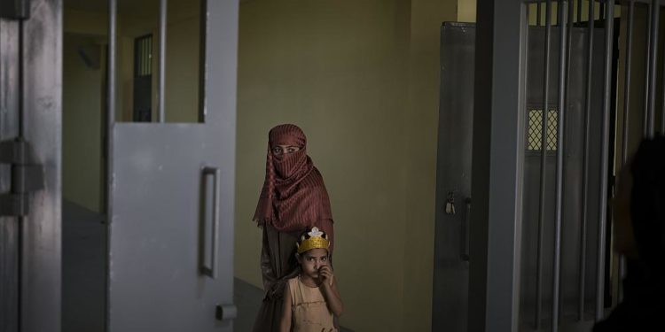 Taliban, taciz ve şiddetten kaçıp sığınma evine giden Afgan kadınları cezaevine yerleştirdi