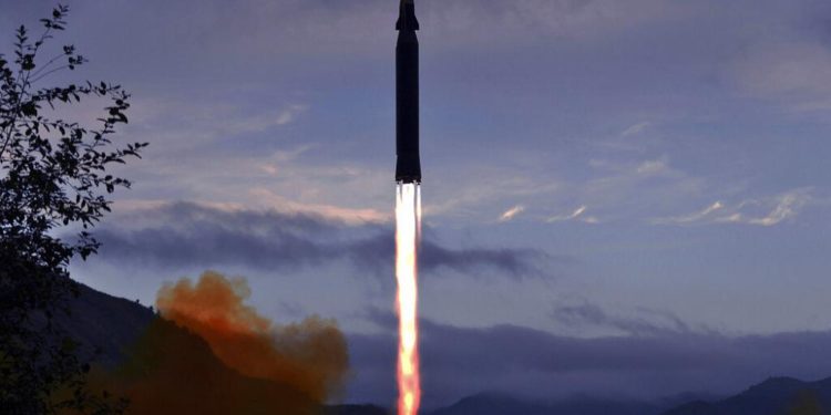 Kuzey Kore nükleer başlık takılabilen ‘hipersonik füze’ denedi