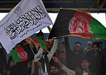 Kabil’de kriket maçında Afganistan ile Taliban bayrakları yan yana